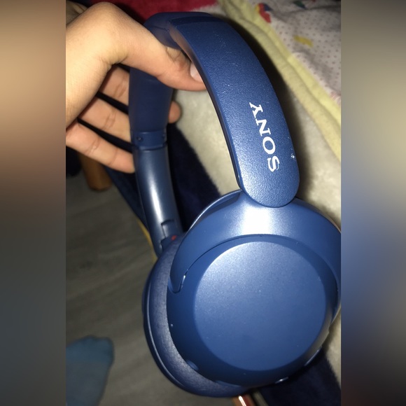 iPhone 7 with noise canceling headphones - Picture 2 of 6